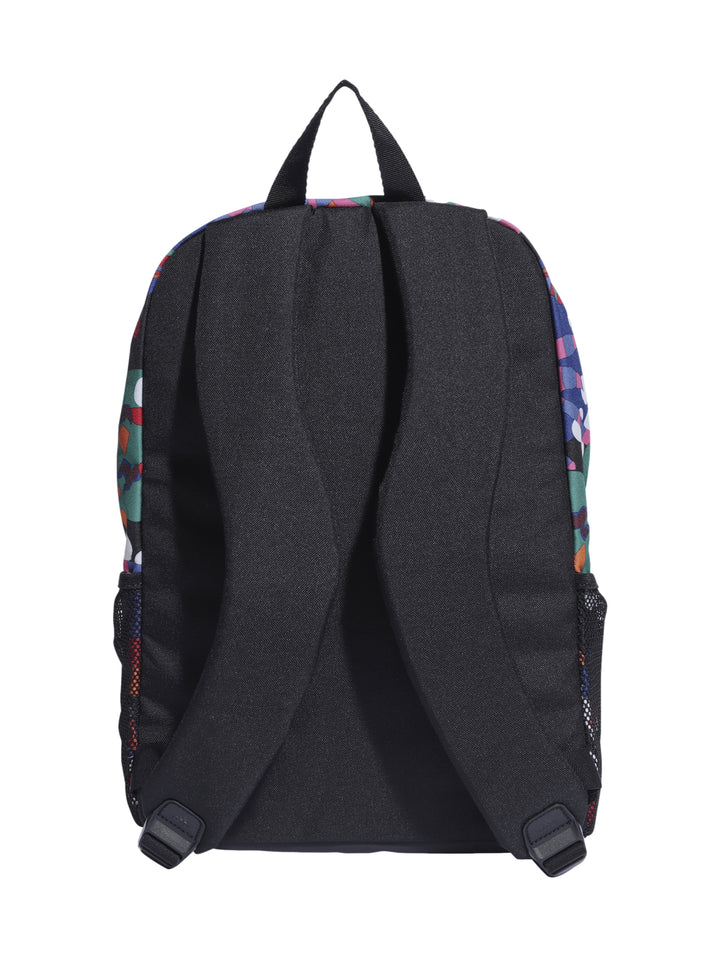 Mochila Adidas multicolor con estampado gráfico de figuras humanas y logotipo blanco frontal.