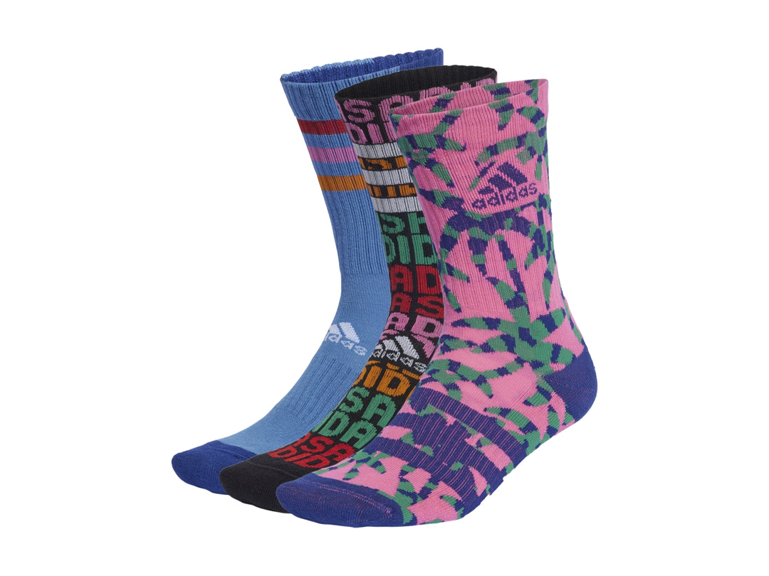 Set de tres pares de calcetines Adidas con diseños coloridos y estampados variados.