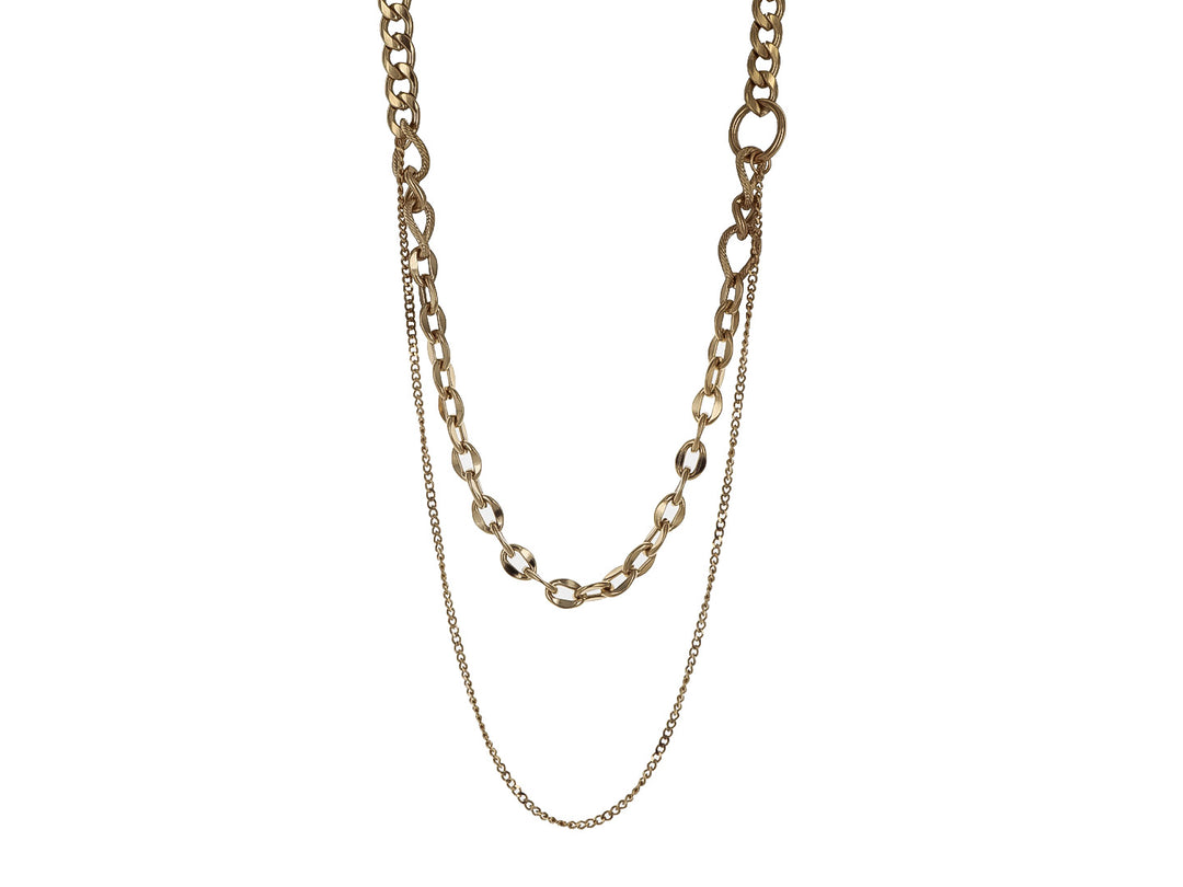 Collar de doble cadena en color oro con eslabones de diferentes grosores sobre fondo blanco.