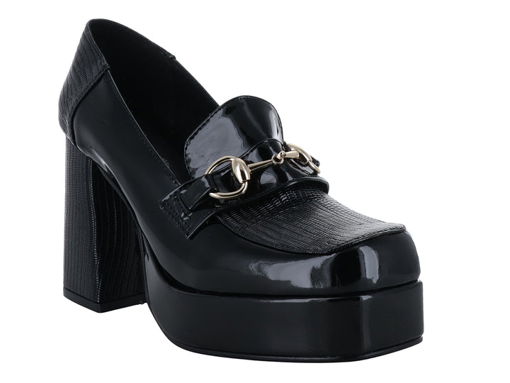Zapato negro de plataforma con tacón grueso y detalle metálico dorado en la parte superior.