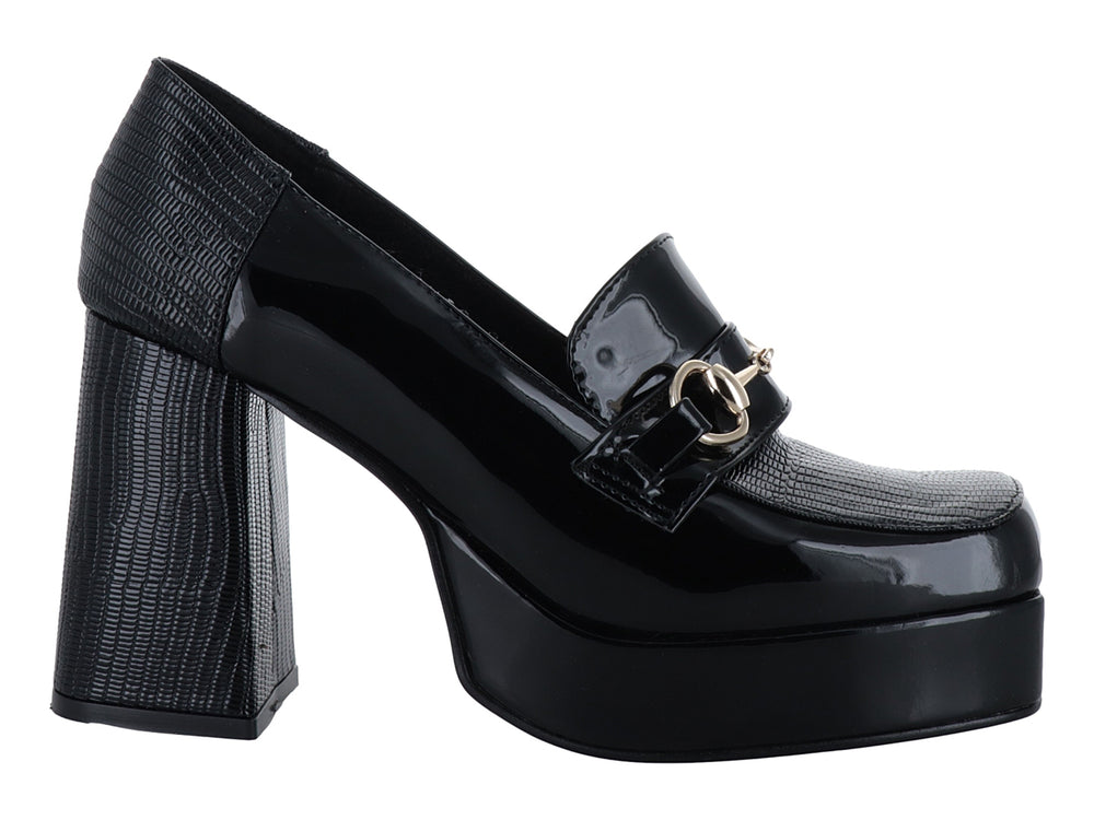 Zapato negro de plataforma con tacón grueso y detalle metálico dorado en la parte superior.