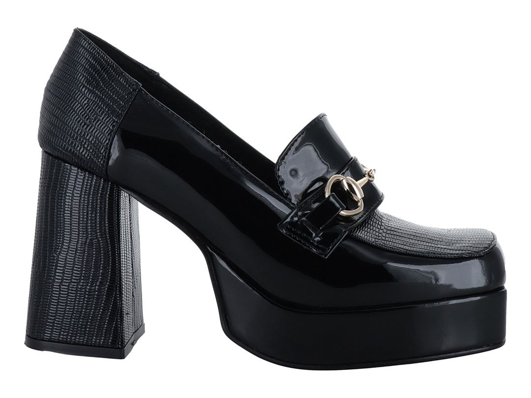Zapato negro de plataforma con tacón grueso y detalle metálico dorado en la parte superior.
