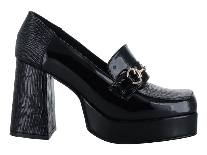Zapato negro de plataforma con tacón grueso y detalle metálico dorado en la parte superior.