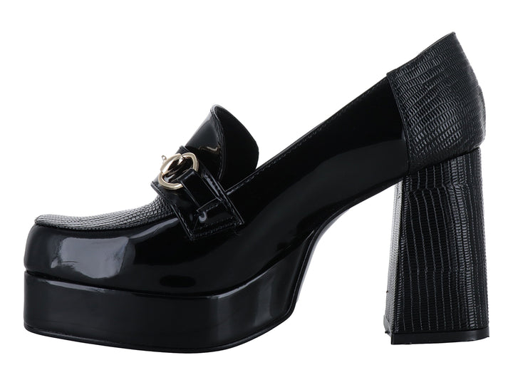 Zapato negro de plataforma con tacón grueso y detalle metálico dorado en la parte superior.