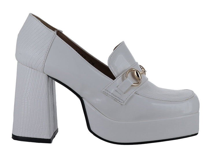 Zapato blanco de plataforma con tacón grueso y detalle de hebilla dorada.