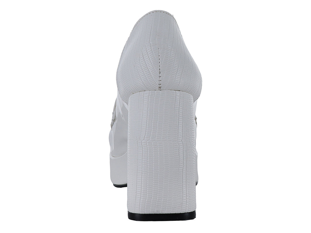 Zapato blanco de plataforma con tacón grueso y detalle de hebilla dorada.