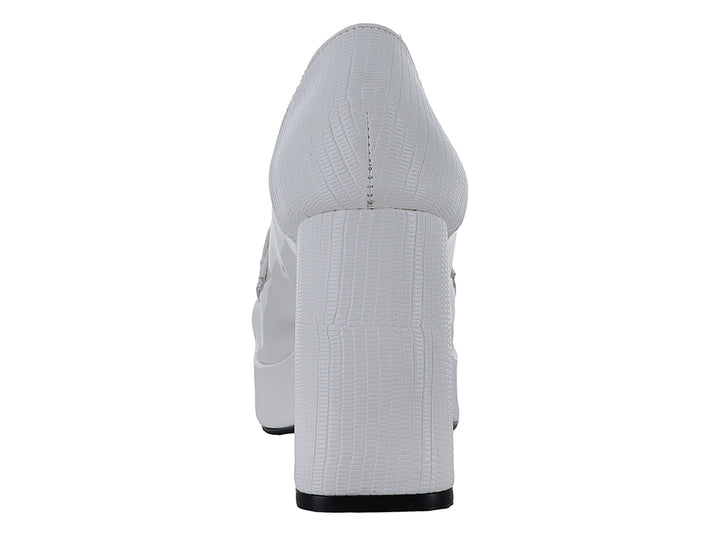 Zapato blanco de plataforma con tacón grueso y detalle de hebilla dorada.