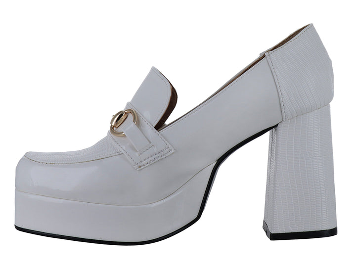 Zapato blanco de plataforma con tacón grueso y detalle de hebilla dorada.