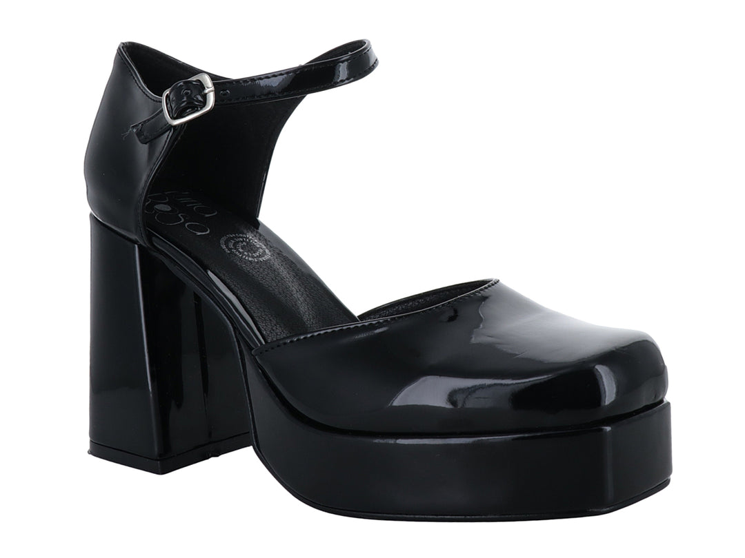 Zapato de tacón y plataforma en color negro charol con correa ajustable al tobillo.
