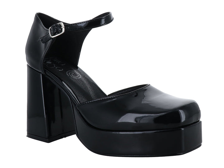 Zapato de tacón y plataforma en color negro charol con correa ajustable al tobillo.