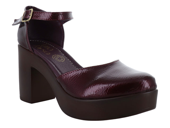 Zapato de tacón y plataforma color merlot en charol arrugado con correa ajustable al tobillo.