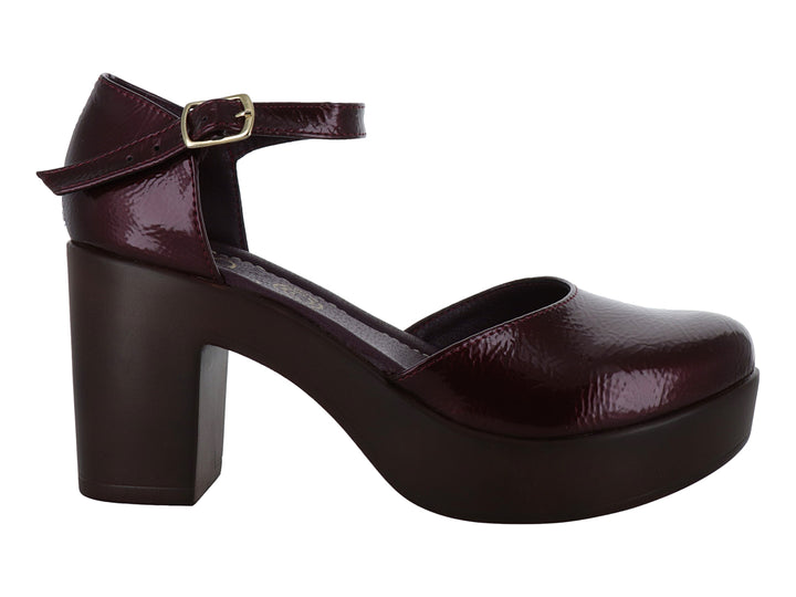 Zapato de tacón y plataforma color merlot en charol arrugado con correa ajustable al tobillo.