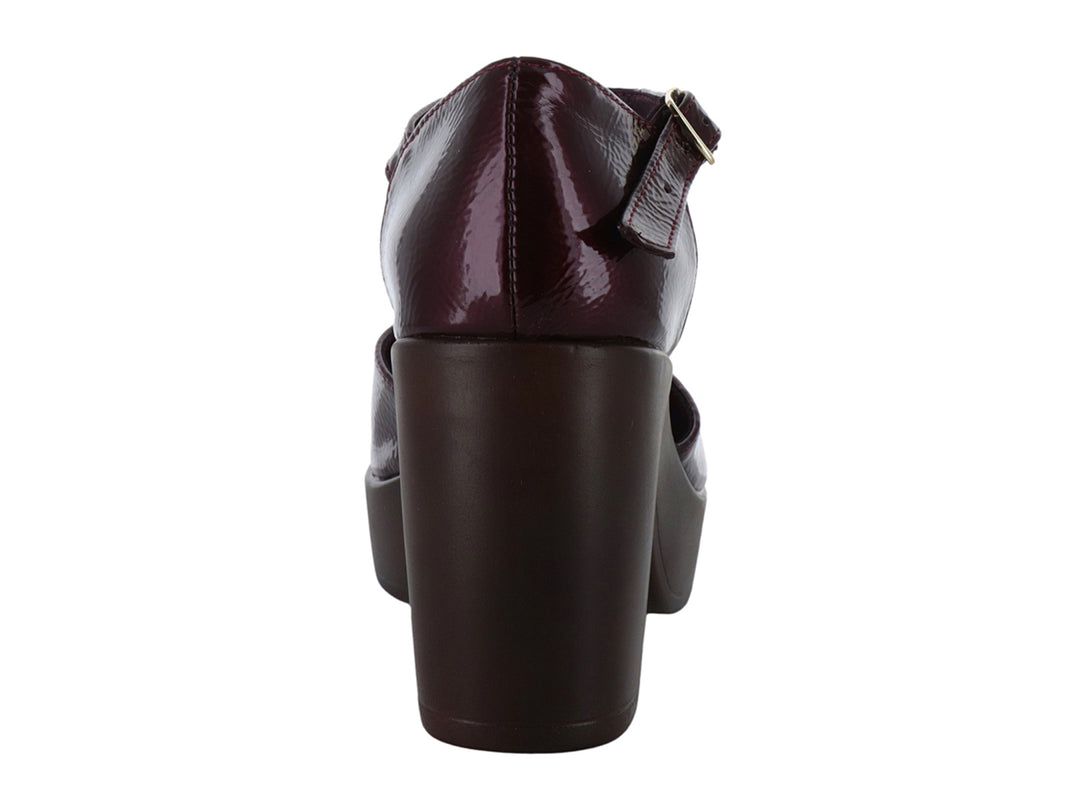 Zapato de tacón y plataforma color merlot en charol arrugado con correa ajustable al tobillo.
