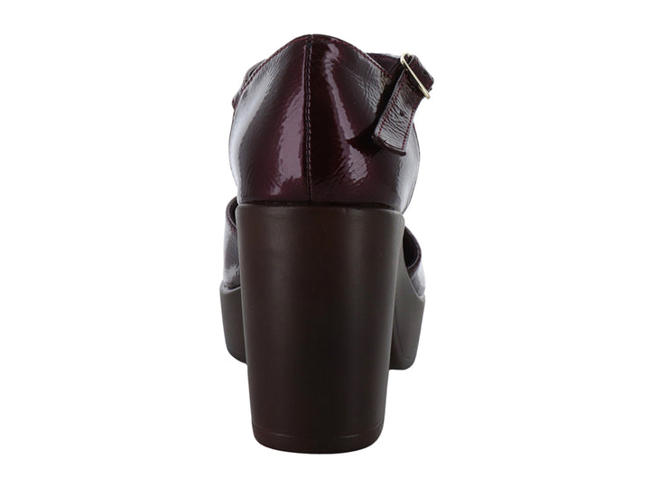Zapato de tacón y plataforma color merlot en charol arrugado con correa ajustable al tobillo.