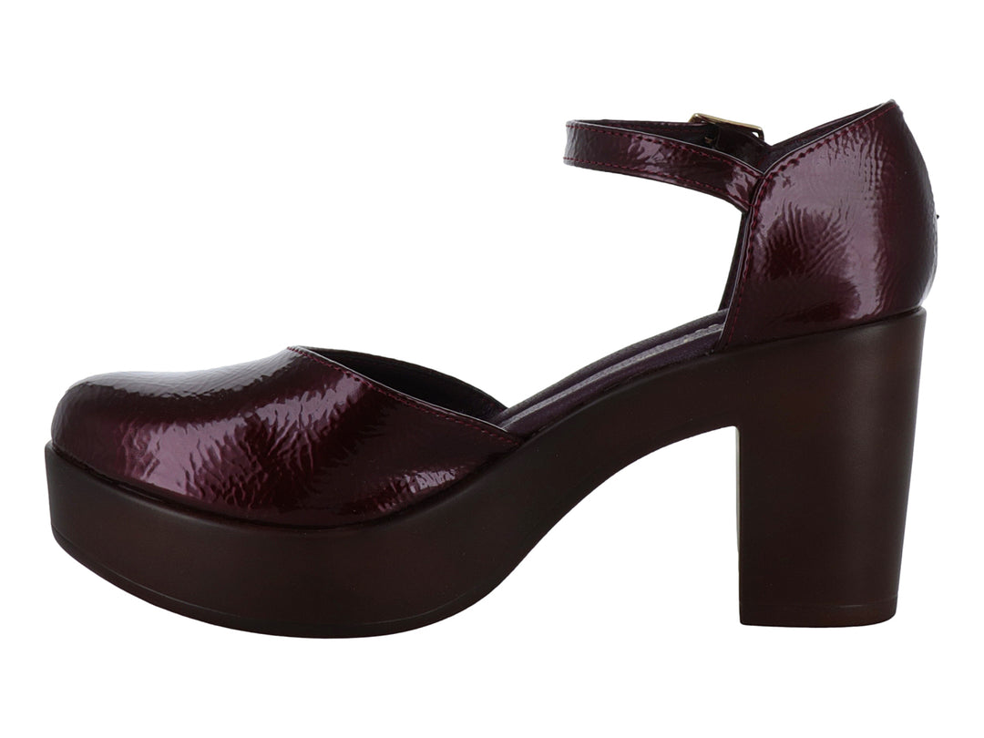 Zapato de tacón y plataforma color merlot en charol arrugado con correa ajustable al tobillo.