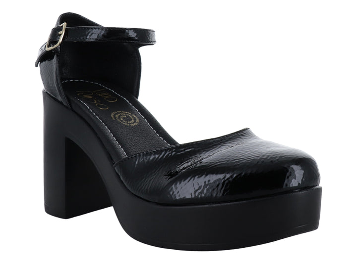 Zapato de tacón y plataforma en color negro charol arrugado con correa ajustable al tobillo.
