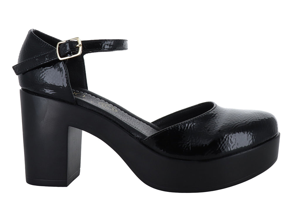Zapato de tacón y plataforma en color negro charol arrugado con correa ajustable al tobillo.
