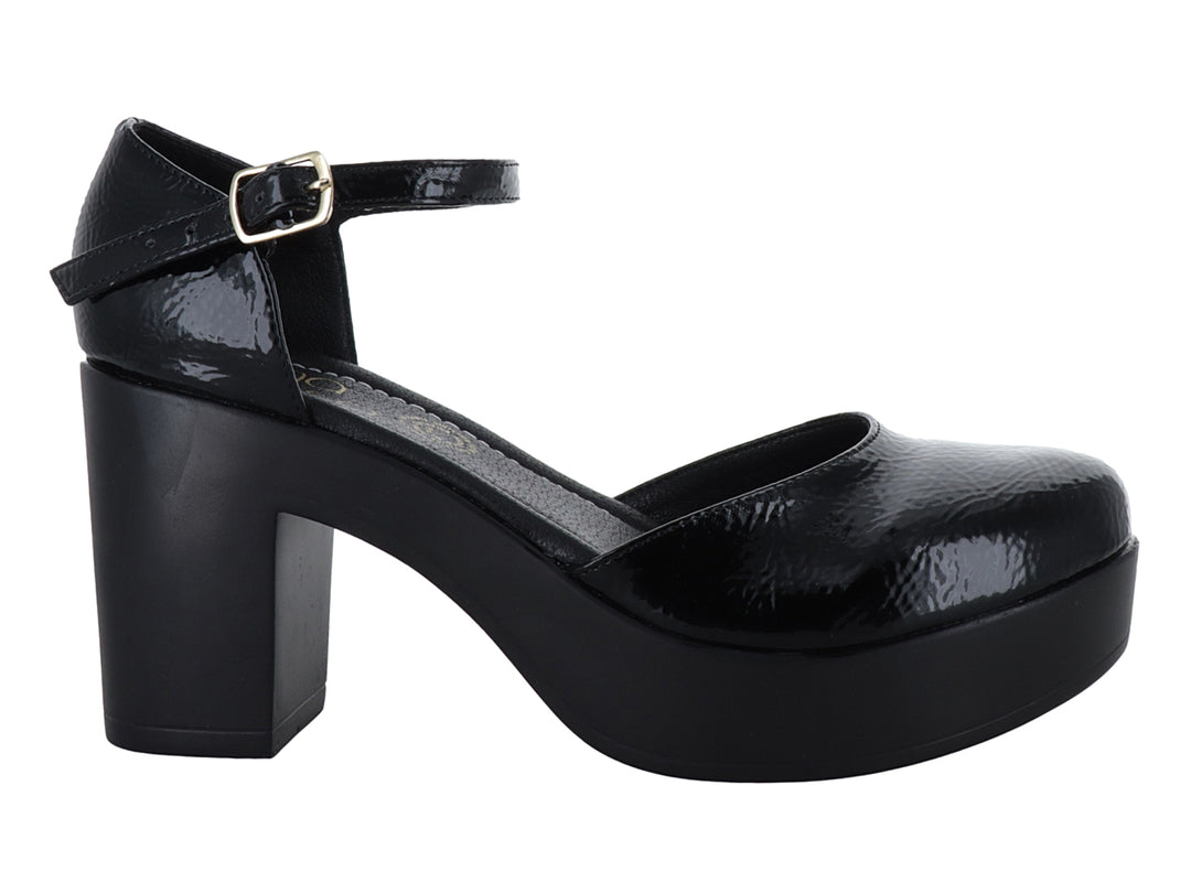 Zapato de tacón y plataforma en color negro charol arrugado con correa ajustable al tobillo.