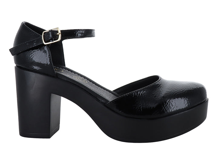 Zapato de tacón y plataforma en color negro charol arrugado con correa ajustable al tobillo.