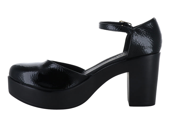Zapato de tacón y plataforma en color negro charol arrugado con correa ajustable al tobillo.