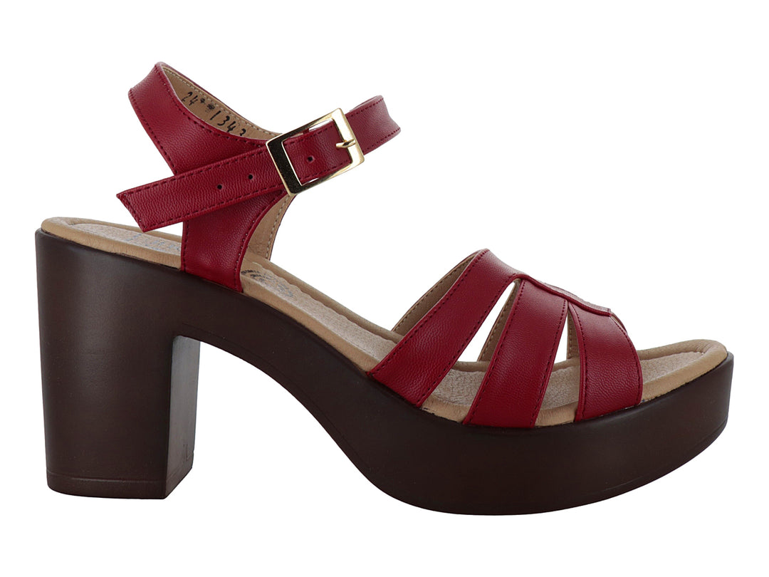 Sandalia roja de cuero con plataforma y tacón grueso color café y correa ajustable con hebilla dorada.