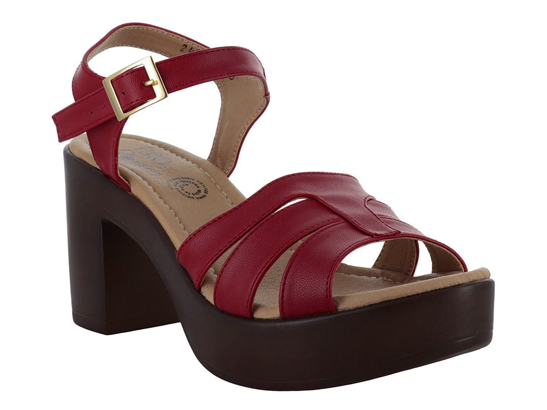 Sandalia roja de cuero con plataforma y tacón grueso color café y correa ajustable con hebilla dorada.