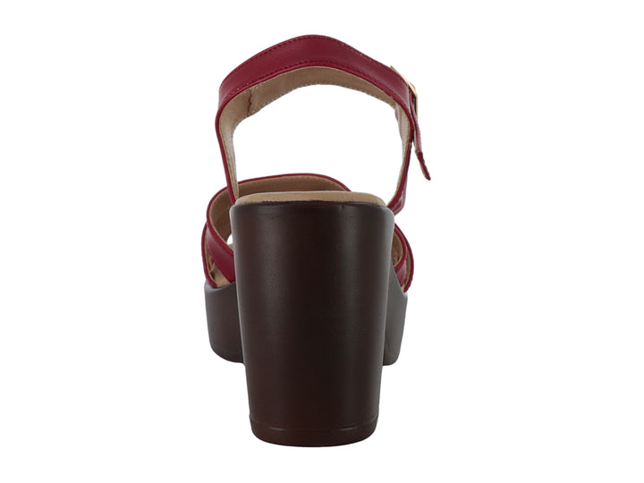 Sandalia roja de cuero con plataforma y tacón grueso color café y correa ajustable con hebilla dorada.