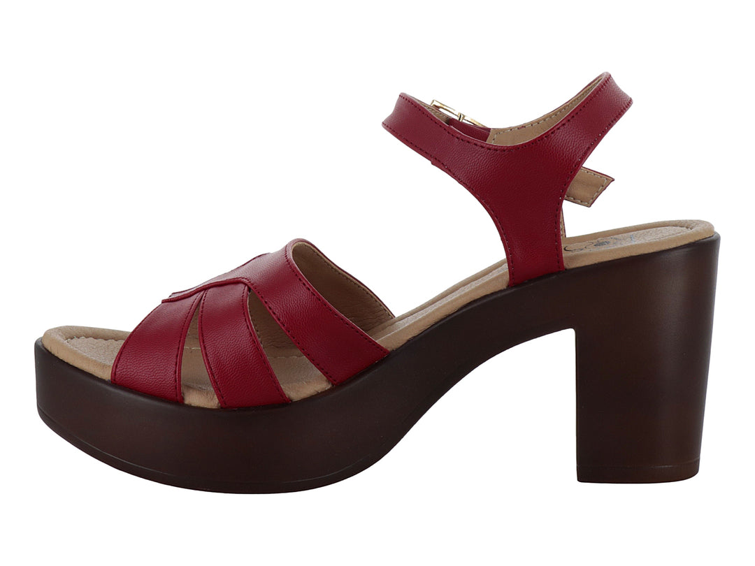 Sandalia roja de cuero con plataforma y tacón grueso color café y correa ajustable con hebilla dorada.