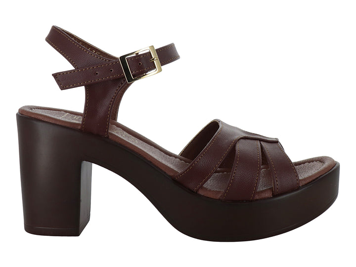 Sandalia color marrón con plataforma, tacón cuadrado y correa ajustable con hebilla dorada para mujer.
