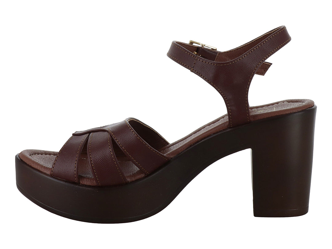 Sandalia color marrón con plataforma, tacón cuadrado y correa ajustable con hebilla dorada para mujer.