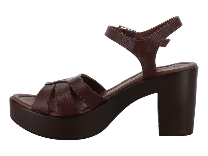 Sandalia color marrón con plataforma, tacón cuadrado y correa ajustable con hebilla dorada para mujer.