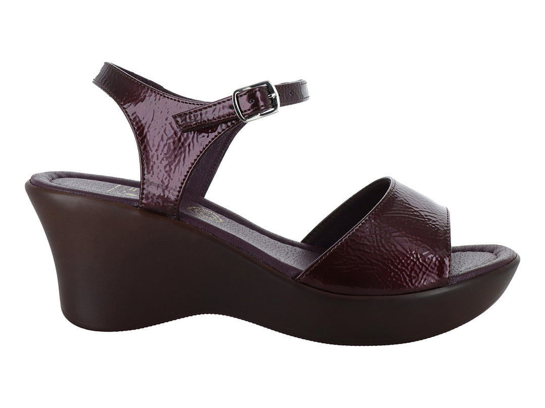 Sandalia de plataforma color merlot con acabado en charol arrugado y correa ajustable al tobillo.