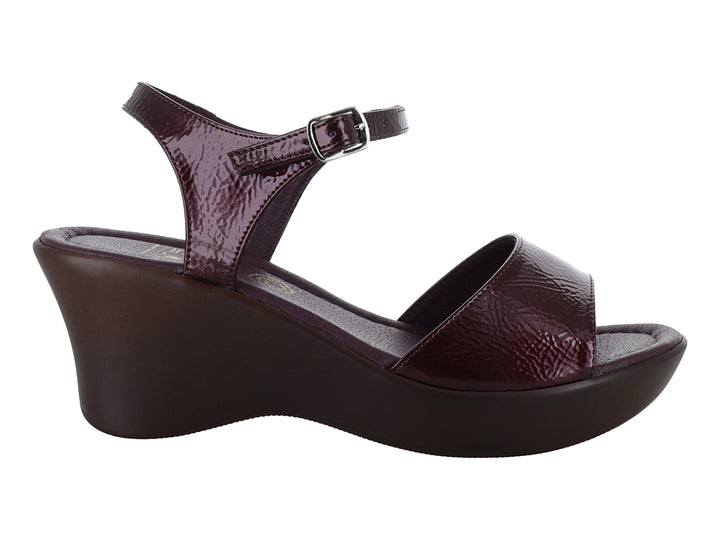 Sandalia de plataforma color merlot con acabado en charol arrugado y correa ajustable al tobillo.
