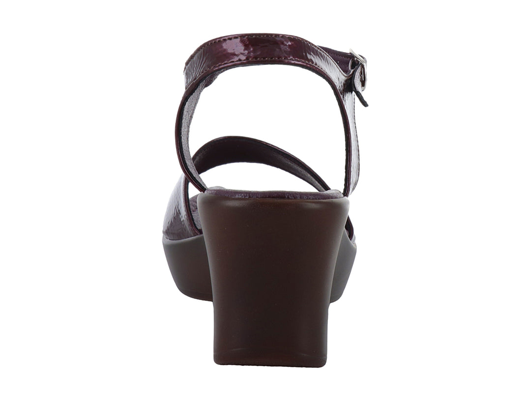 Sandalia de plataforma color merlot con acabado en charol arrugado y correa ajustable al tobillo.