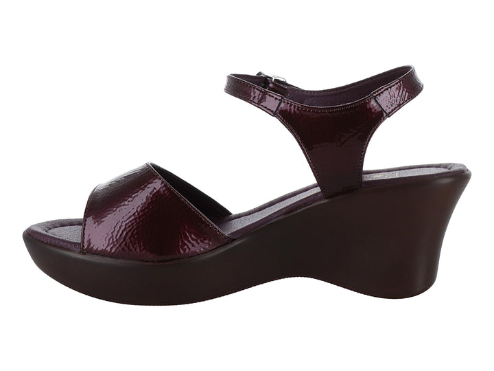 Sandalia de plataforma color merlot con acabado en charol arrugado y correa ajustable al tobillo.