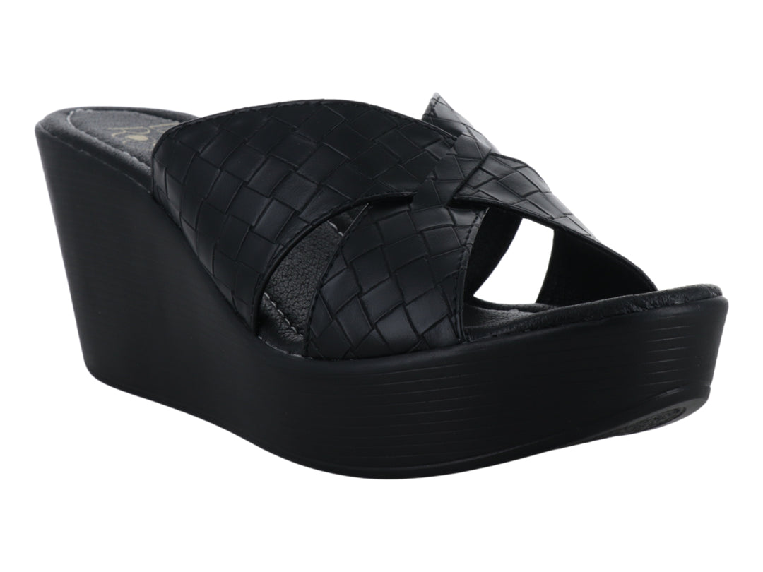 Sandalia de plataforma color negro con tiras cruzadas en textura de tejido cuadrado.