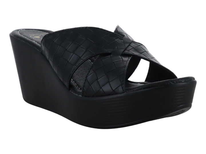 Sandalia de plataforma color negro con tiras cruzadas en textura de tejido cuadrado.
