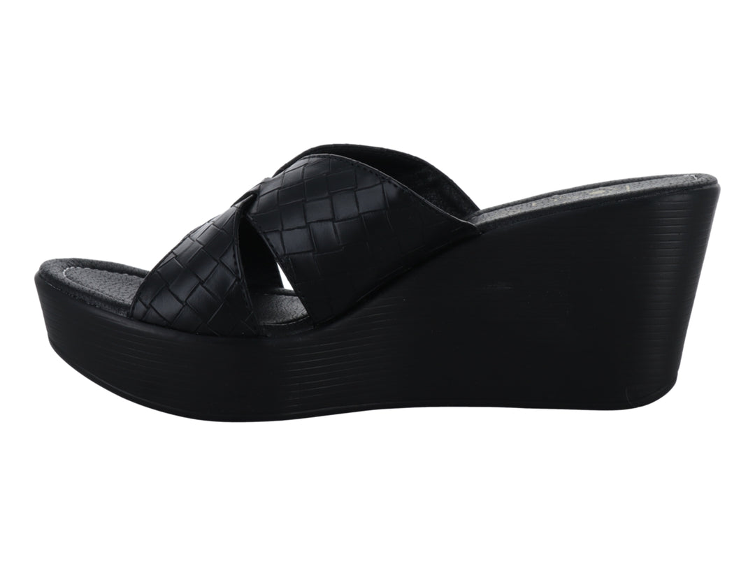Sandalia de plataforma color negro con tiras cruzadas en textura de tejido cuadrado.