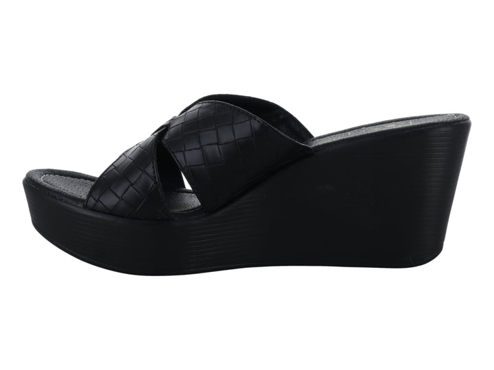 Sandalia de plataforma color negro con tiras cruzadas en textura de tejido cuadrado.