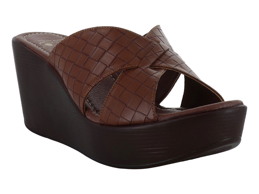 Sandalia de plataforma color tan con correa tejida y suela marrón oscuro.