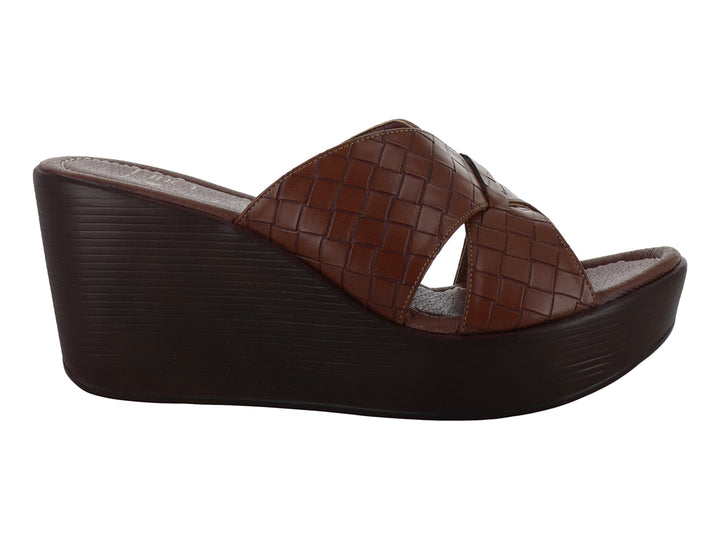 Sandalia de plataforma color tan con correa tejida y suela marrón oscuro.