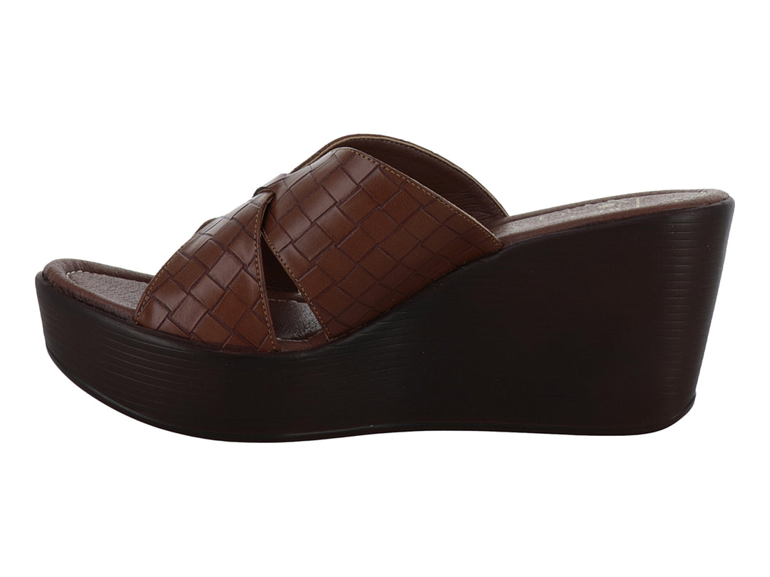 Sandalia de plataforma color tan con correa tejida y suela marrón oscuro.