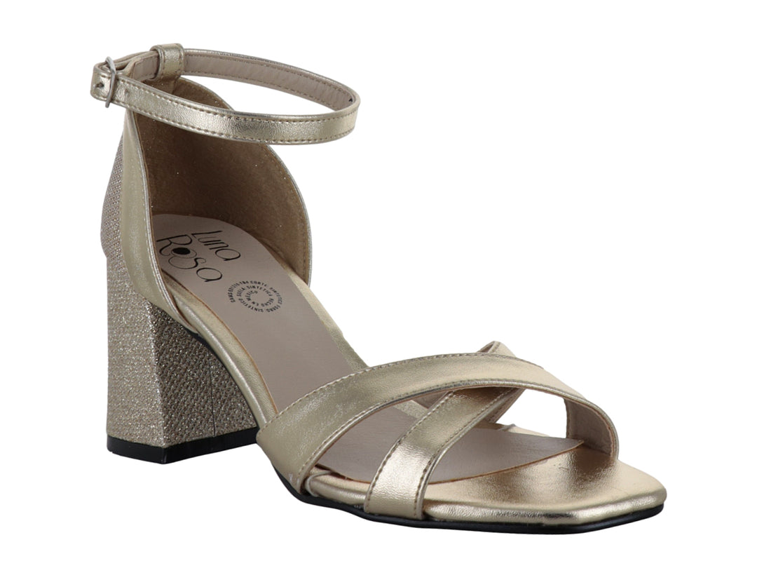 Sandalia elegante color oro con tacón cuadrado y correa ajustable al tobillo.
