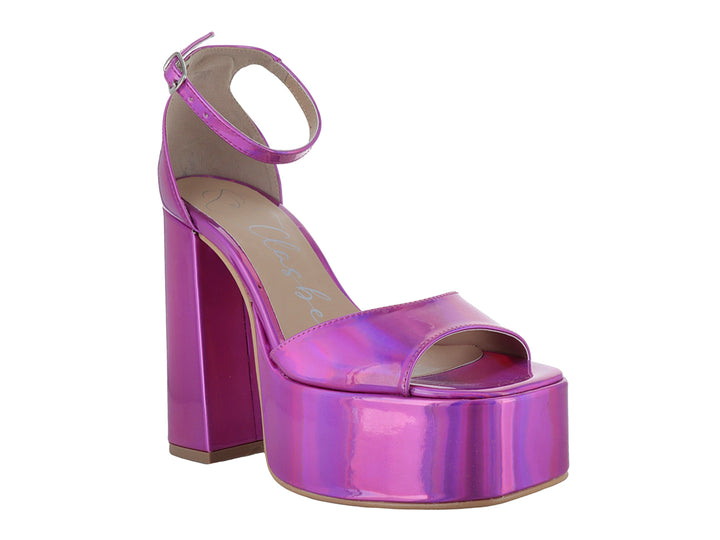Sandalia de plataforma con tacón grueso y correa al tobillo en color fucsia brillante.