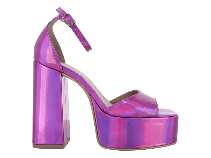 Sandalia de plataforma con tacón grueso y correa al tobillo en color fucsia brillante.