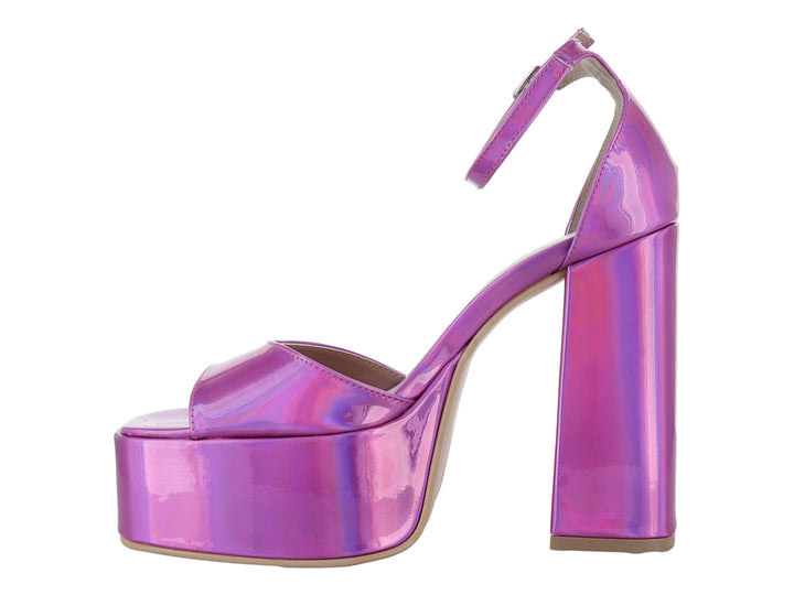 Sandalia de plataforma con tacón grueso y correa al tobillo en color fucsia brillante.