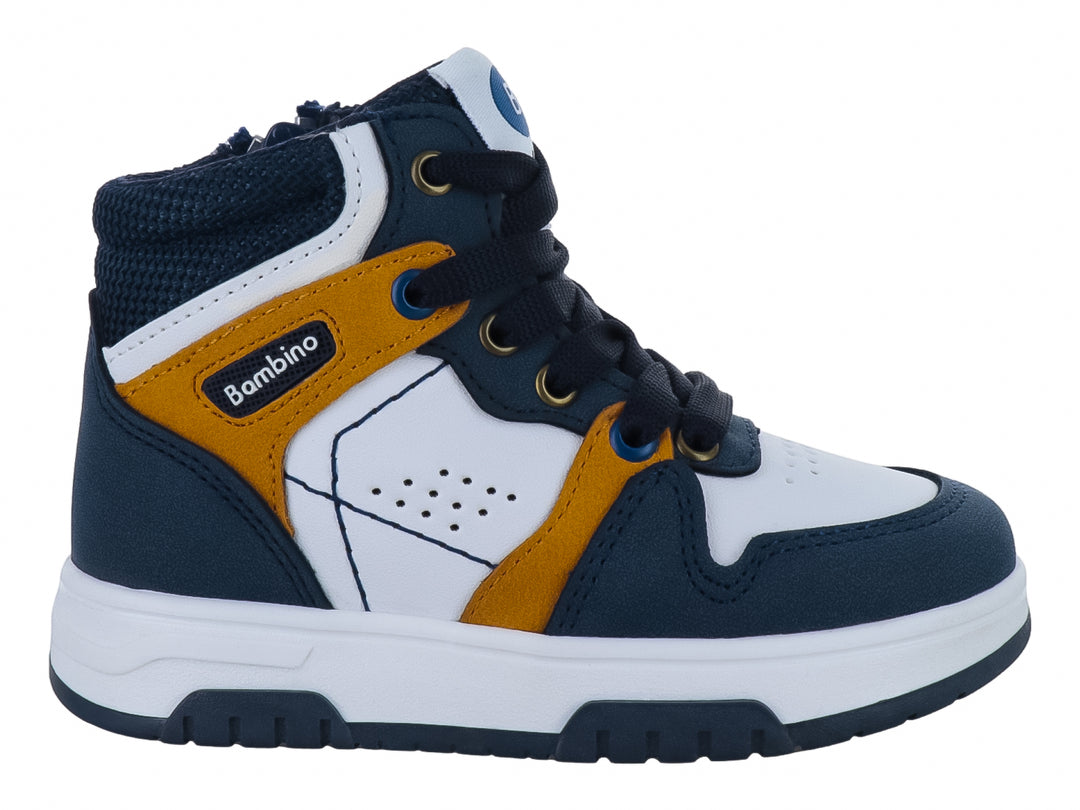 Tenis tipo bota para niño en colores azul marino y blanco con detalles en amarillo.