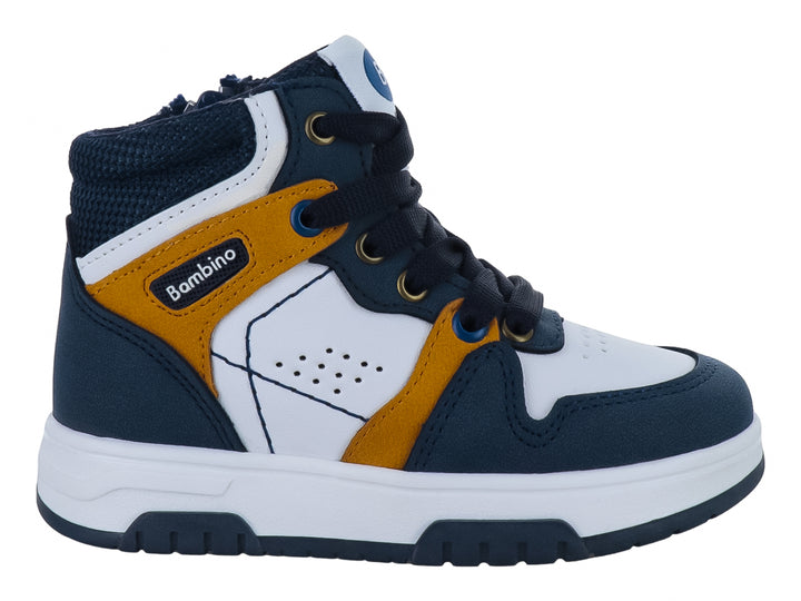 Tenis tipo bota para niño en colores azul marino y blanco con detalles en amarillo.