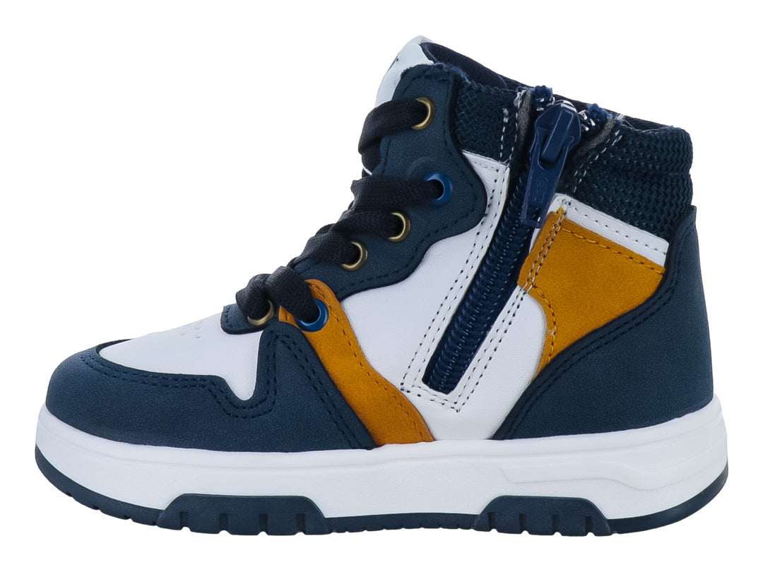 Tenis tipo bota para niño en colores azul marino y blanco con detalles en amarillo.