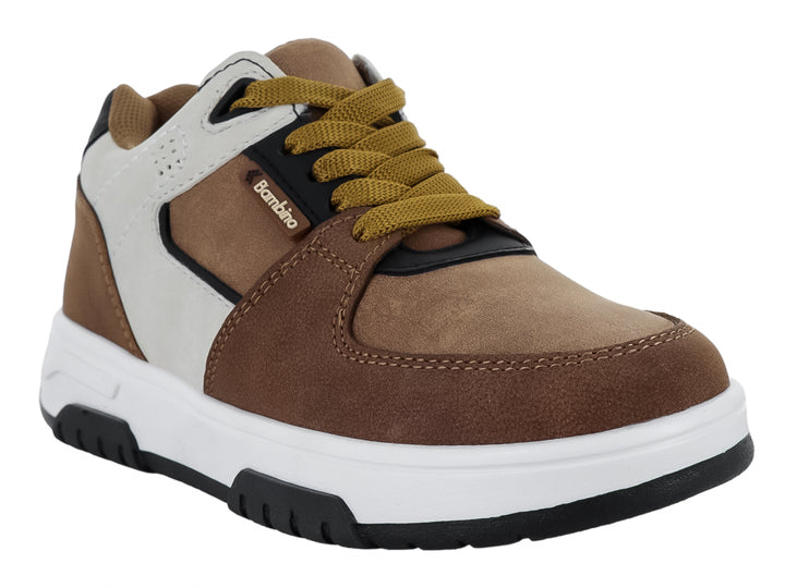 Tenis infantiles color café y blanco con cordones mostaza y suela blanca y negra.